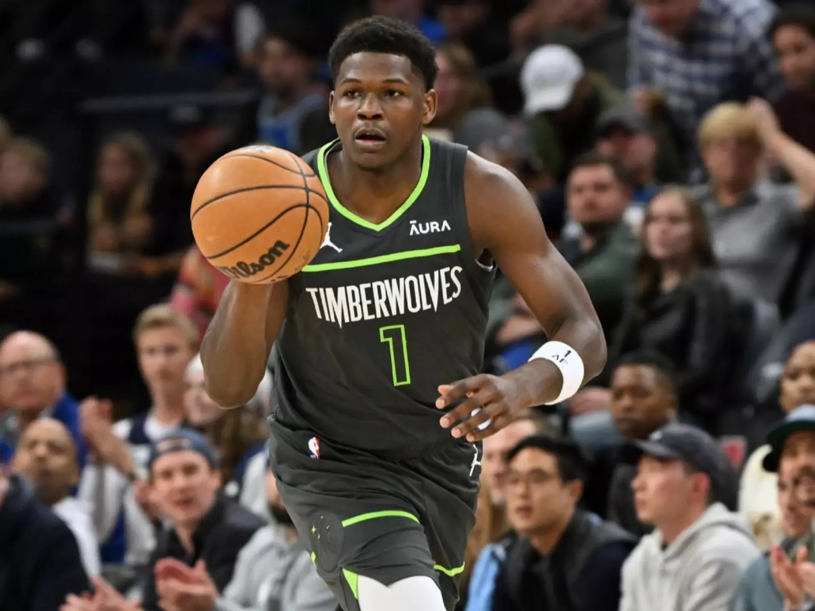 NBA／灰狼狀元 Edwards 又惹議，在場上從頭到尾「雙手叉腰」看隊友進攻！
