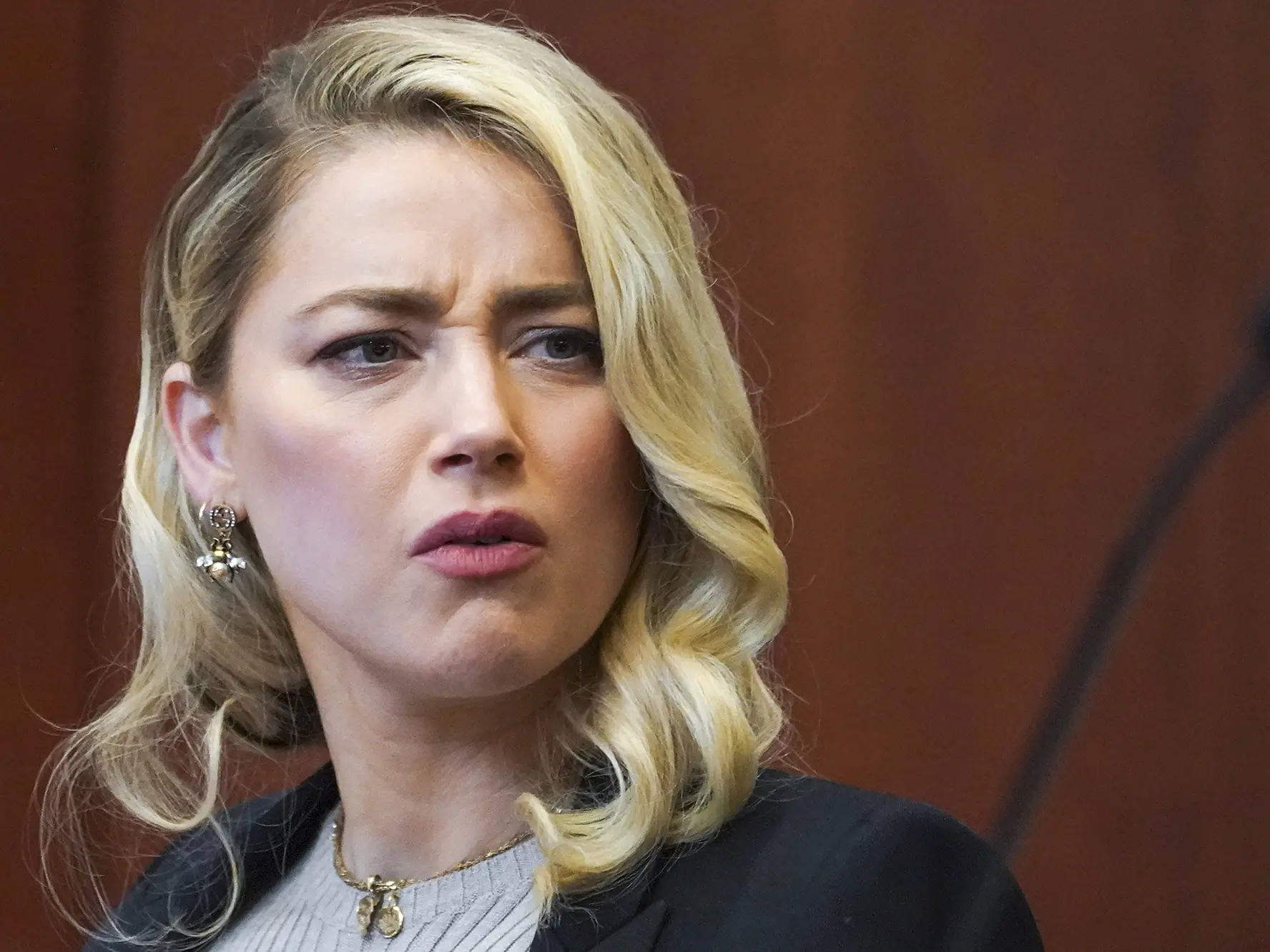 安柏赫德 Amber Heard 西班牙大街「拉屎」監視器畫面流出，原來強尼戴普是說真的！