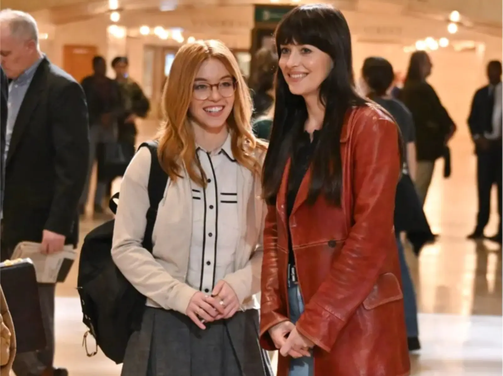 《蜘蛛夫人》幕後照曝光！席德妮史威尼 Sydney Sweeney 跟達柯塔強生尬戲，迷妹上身直呼：「她好辣！」
