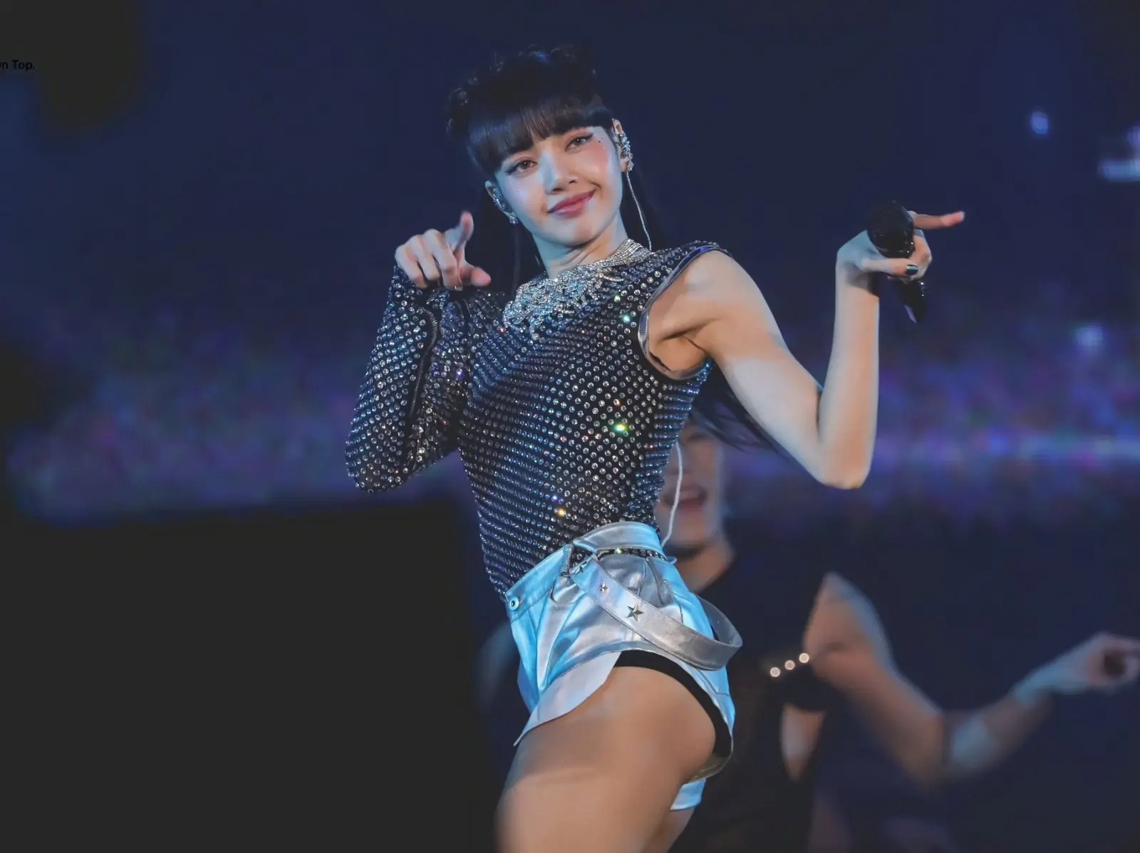 BLACKPINK LISA 穿激短熱褲辣跳鋼管，狂炸屁蛋引網嗨：「我跪著看完！」