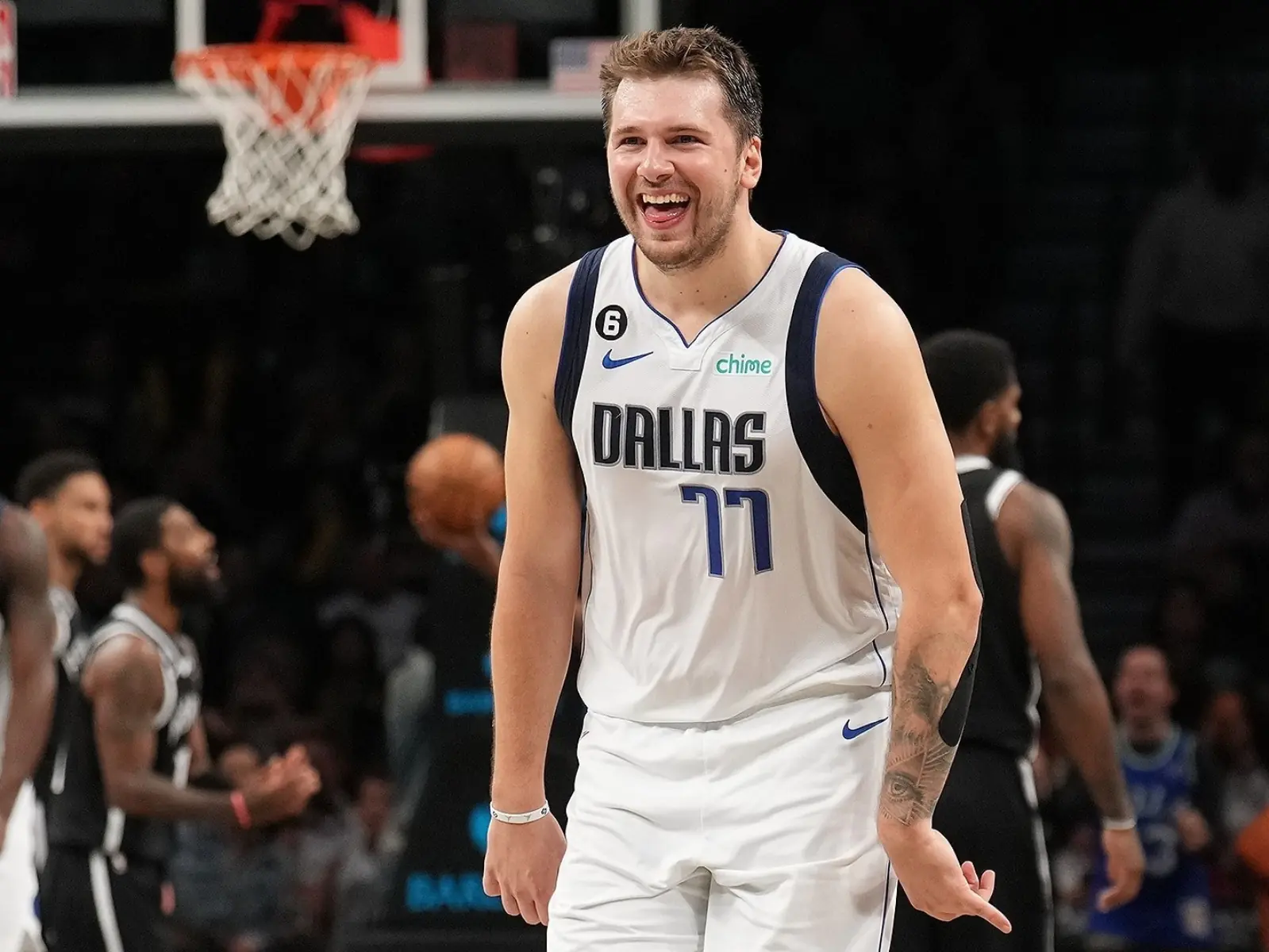 NBA／獨行俠 Luka Doncic 上演「肩膀投球」空心入網，比他開季連續 9 場 30 分還扯！