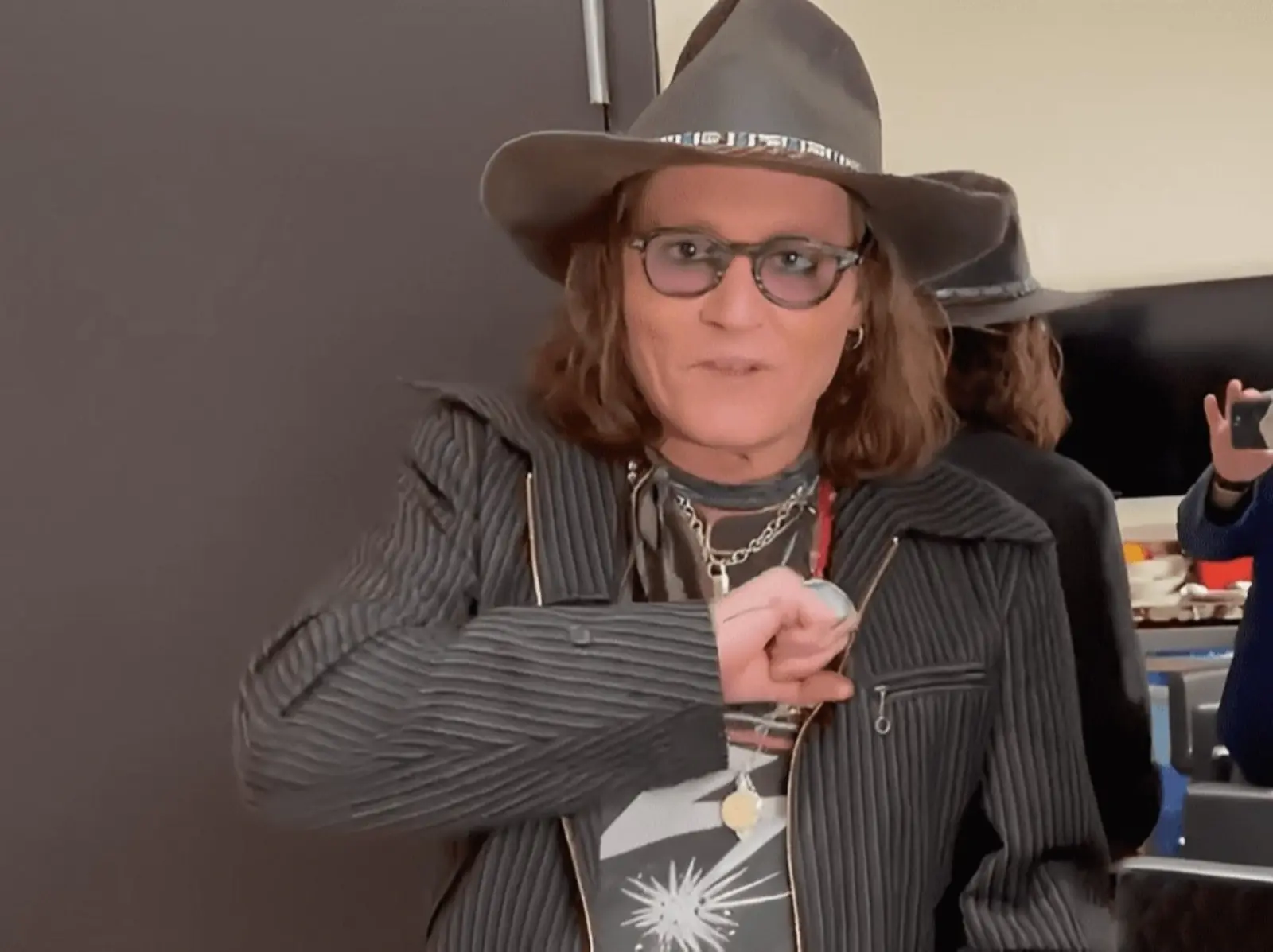 強尼戴普 Johnny Depp 頂帥氣長髮向粉絲喊話：「謝謝你們把我從恐怖秀解救出來！」