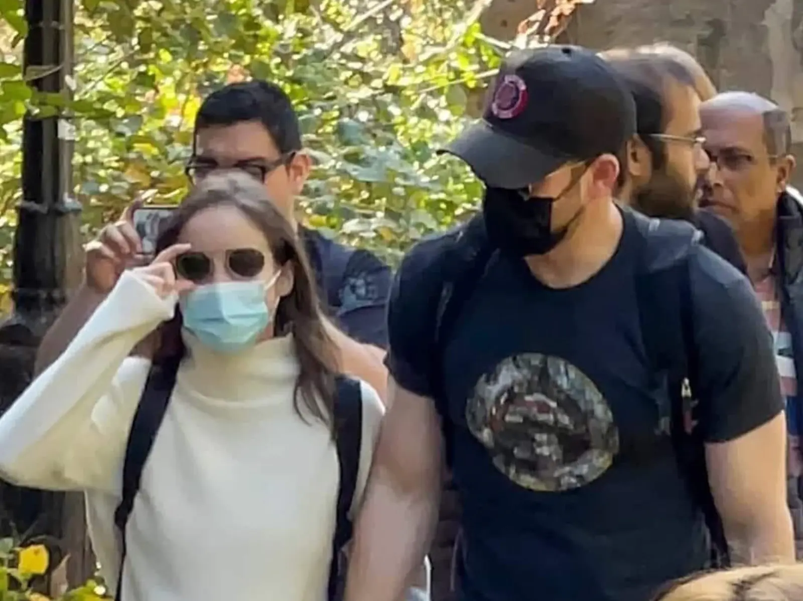 《美國隊長》克里斯伊凡 Chris Evans 牽小 16 歲女友 Alba Baptista 約會，爆出此刻超幸福還見家長了！