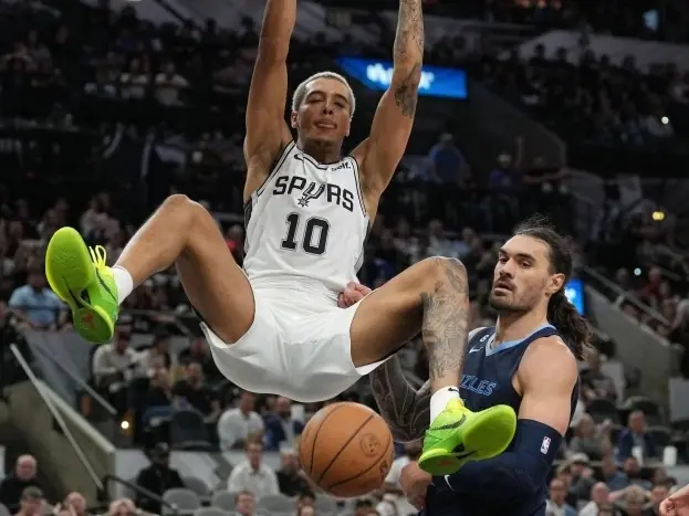 NBA／灰熊中鋒 Steven Adams 慘遭馬刺 Jeremy Sochan「捏乳頭」，怒罵對方「骯髒的小混蛋！」