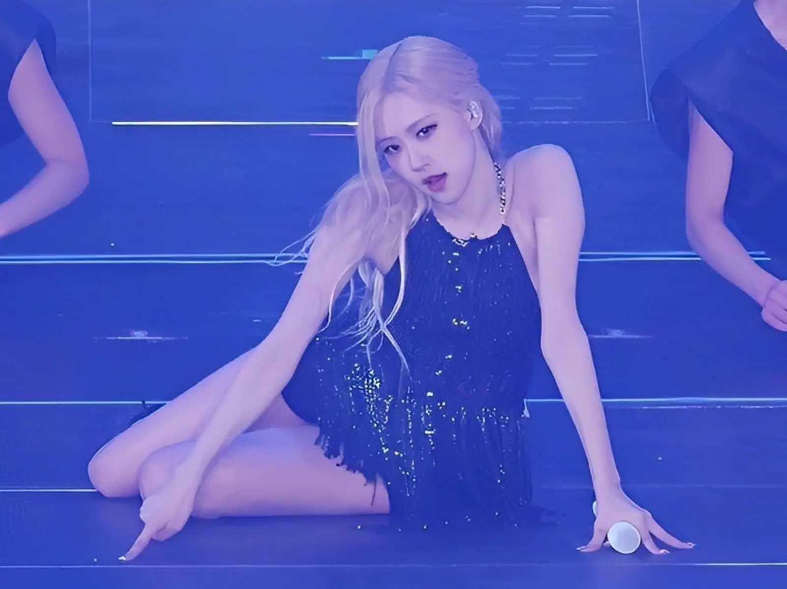 BLACKPINK Rosé 5 招身材維持大公開！不只蜜嗓令人酥麻，撩人雪白美背更掀全場暴動～