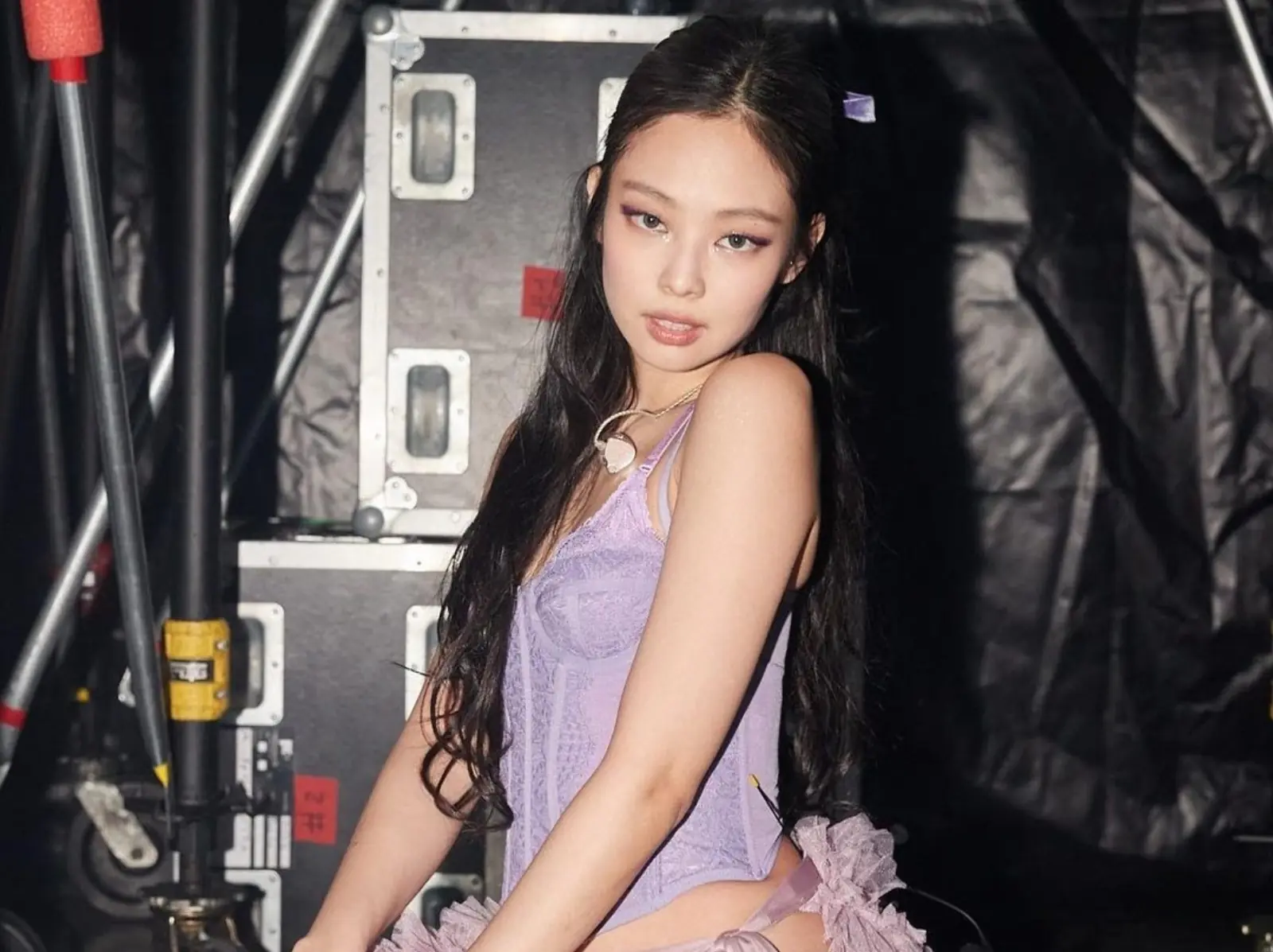 BLACKPINK Jennie 馬甲裝實在太邪惡，熱舞美胸抖動引網嗨：「我沒了！」