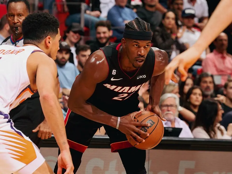 NBA／邁阿密熱火 Jimmy Butler 送給太陽 Booker 關鍵火鍋，守出球隊最終勝利！