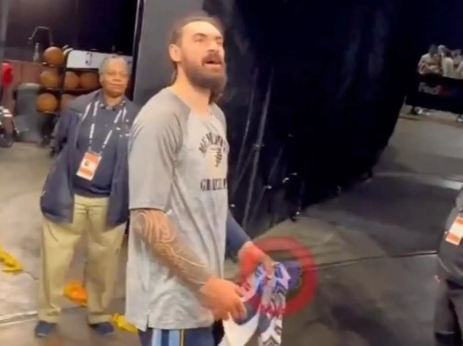 「NBA 水行俠」Steven Adams 被場邊小球迷要毛巾後，要求對方「要說 Please 我才給你！」