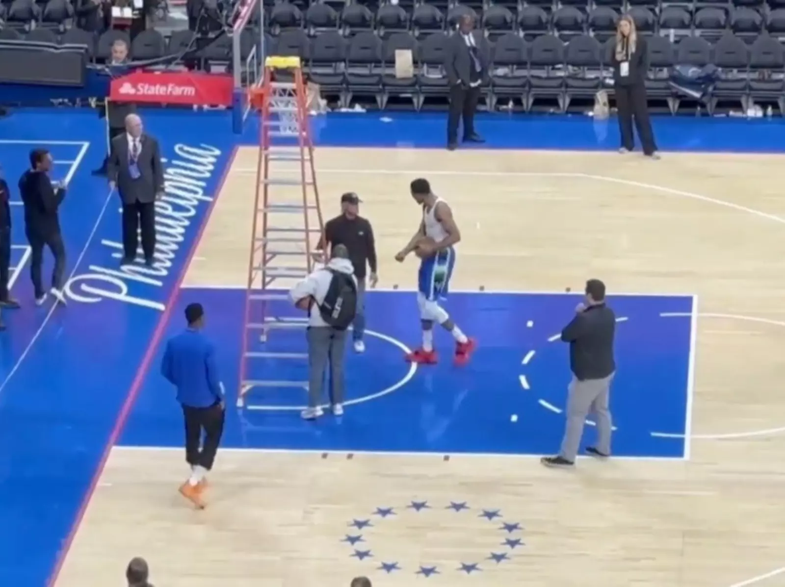 NBA／字母哥罰球 15 罰 4 中，賽後加練惱羞「怒推梯子」要求工作人員不准打擾！
