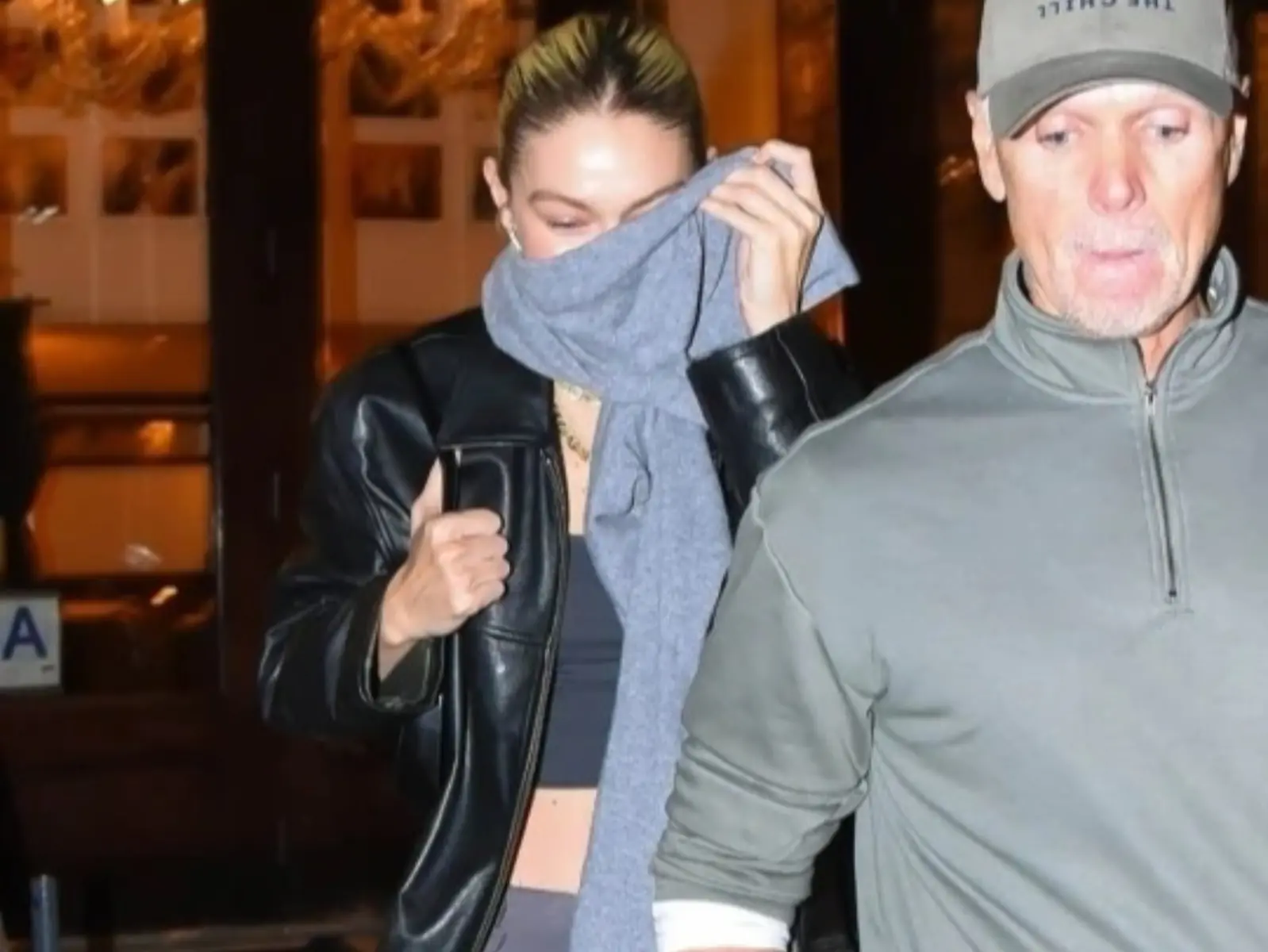 李奧納多 Leonardo DiCaprio 被狗仔抓到和超模 Gigi Hadid 晚餐約會，女方圍巾遮臉難掩笑顏！