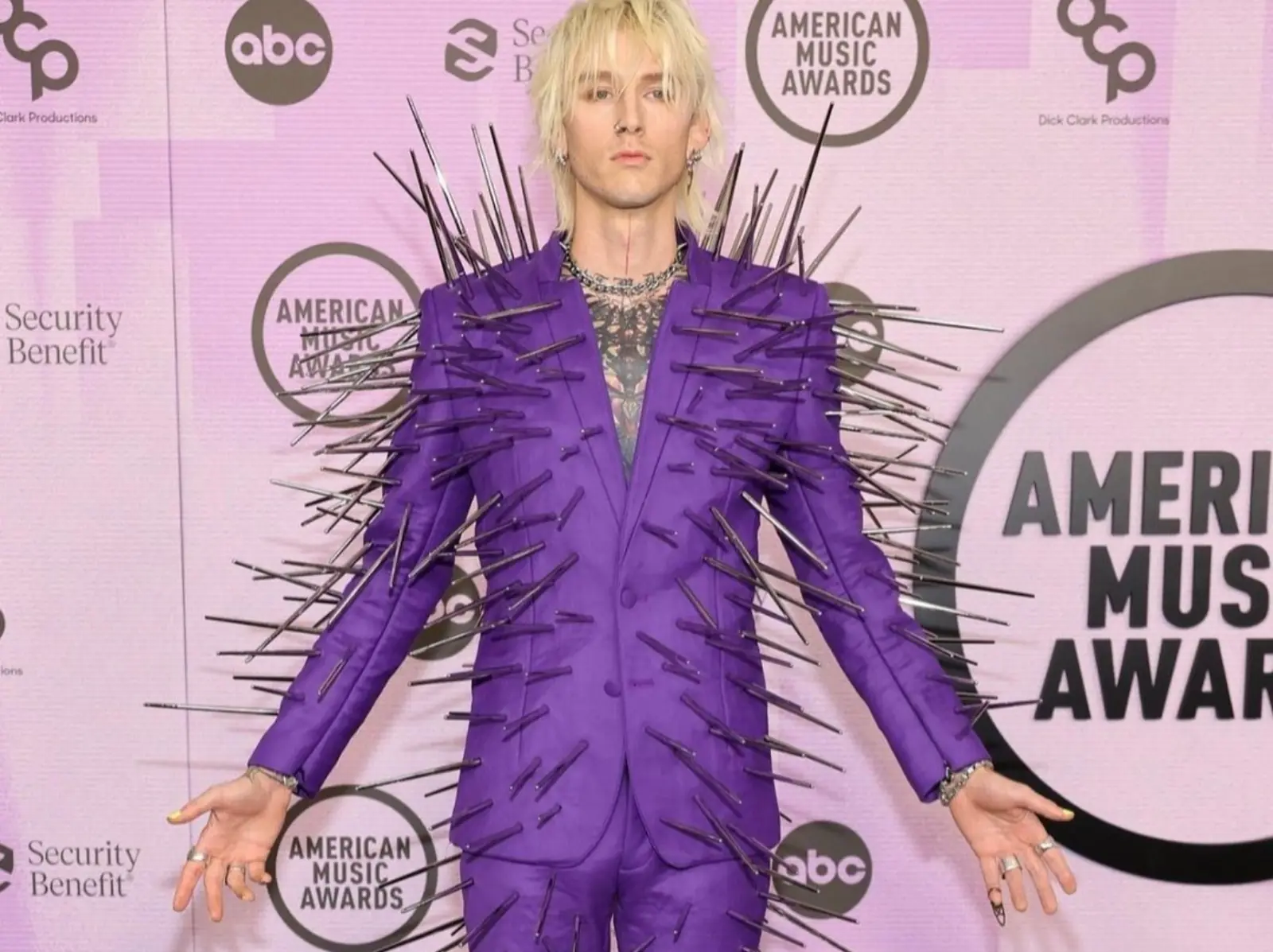 機關槍凱利 Machine Gun Kelly 穿「針灸裝」登「全美音樂獎」紅毯，自爆：「尿尿很不舒服！」