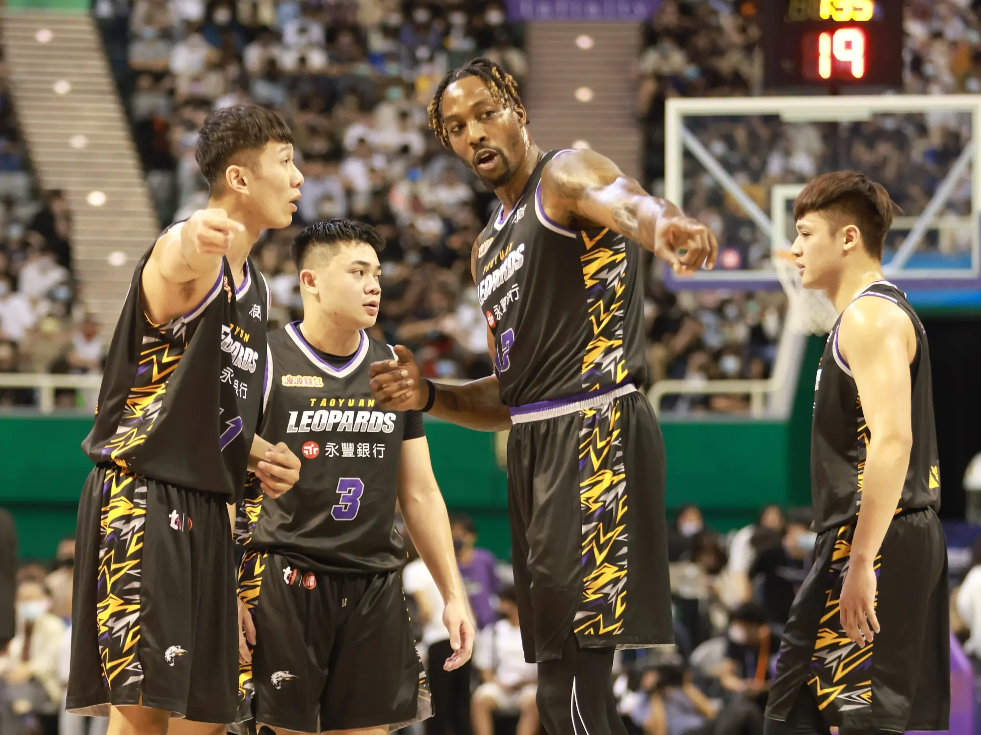 Shaquille O'Neal 開酸 Howard「本應拿下 30 分」，表示：「T1 打球就像在健身房一樣輕鬆！」