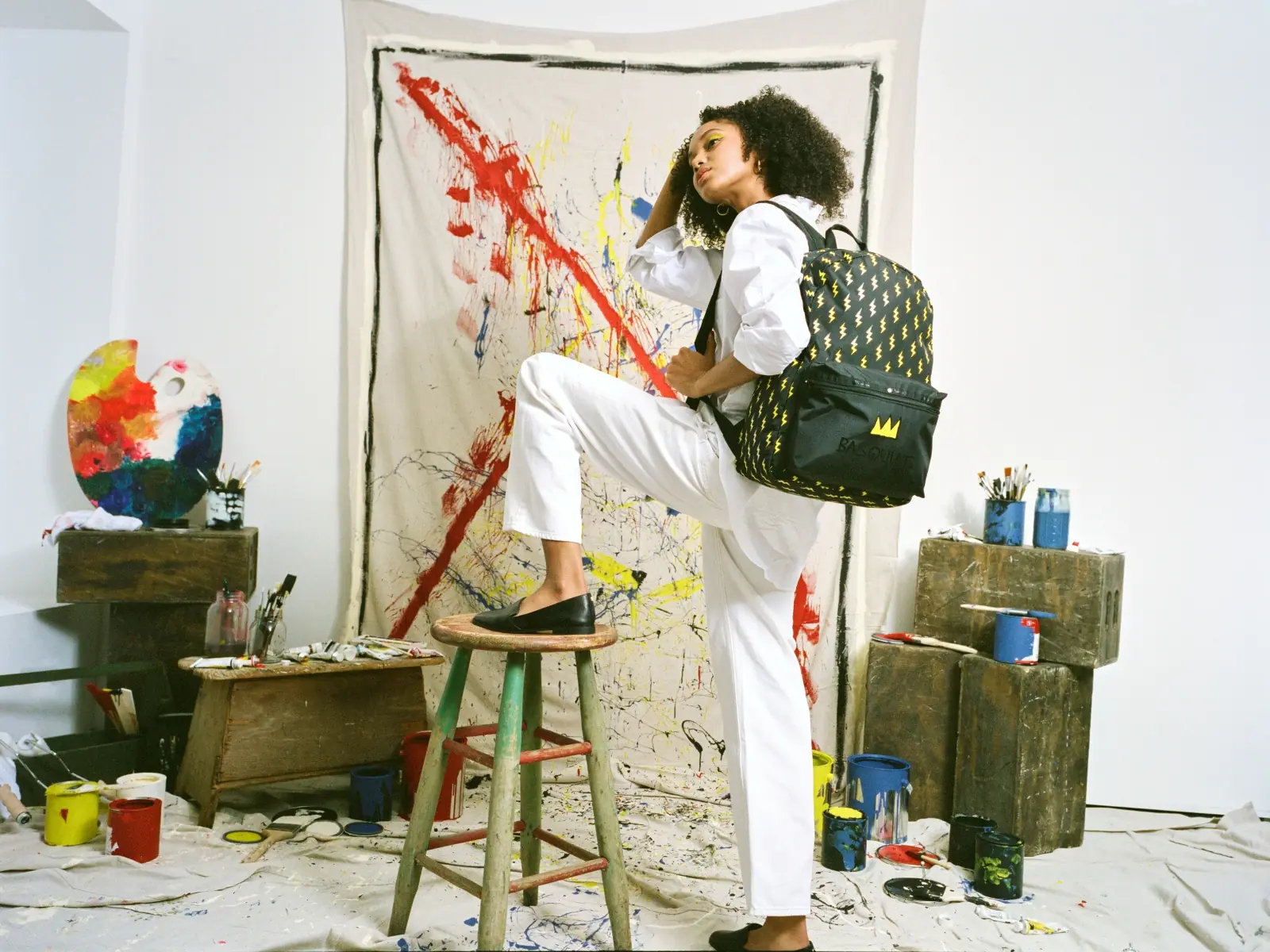 紐約品牌 LeSportsac 搞叛逆！全新「BASQUIAT 聯名系列」翻玩經典塗鴉，帶你重回嘻哈主場