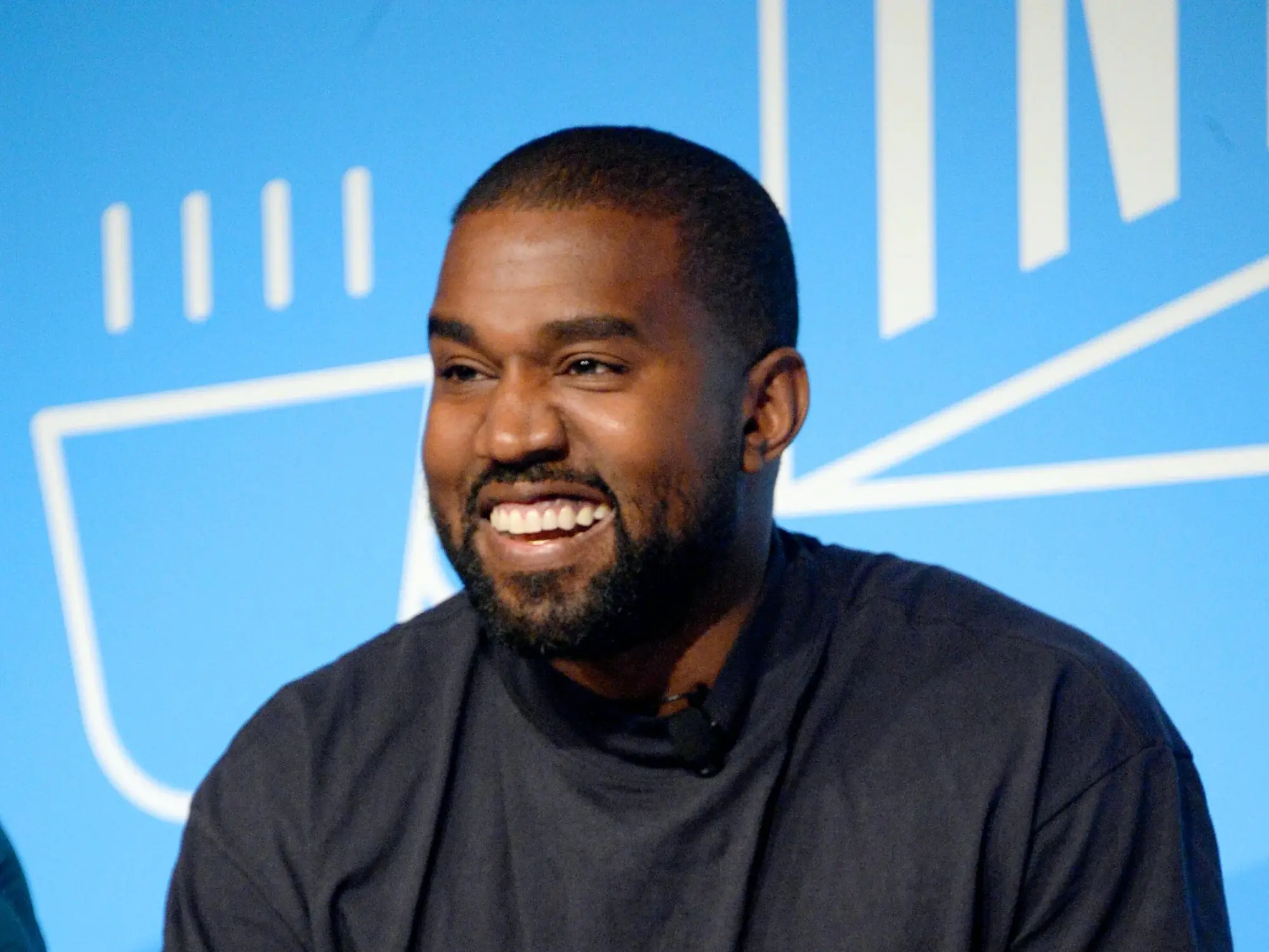 肯伊威斯特 YE 被前 YEEZY 員工出面爆料，公開播放自己性愛影片、談論色情話題！