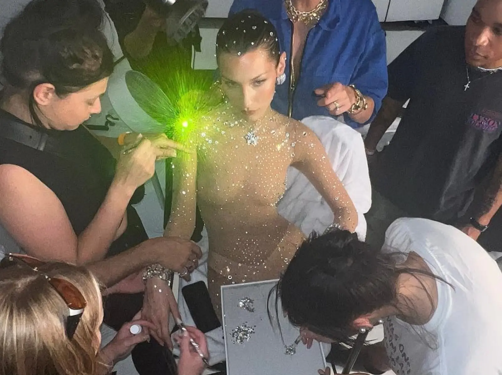 Bella Hadid「近全裸」水晶裝拍攝施華洛世奇 Swarovski 形象片！網讚：「彼得潘小仙子是妳！」