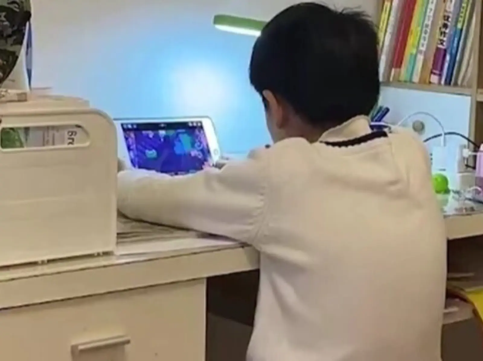 8 歲童沈迷電玩！父母幫辦休學並要求「每天打 16 小時」！