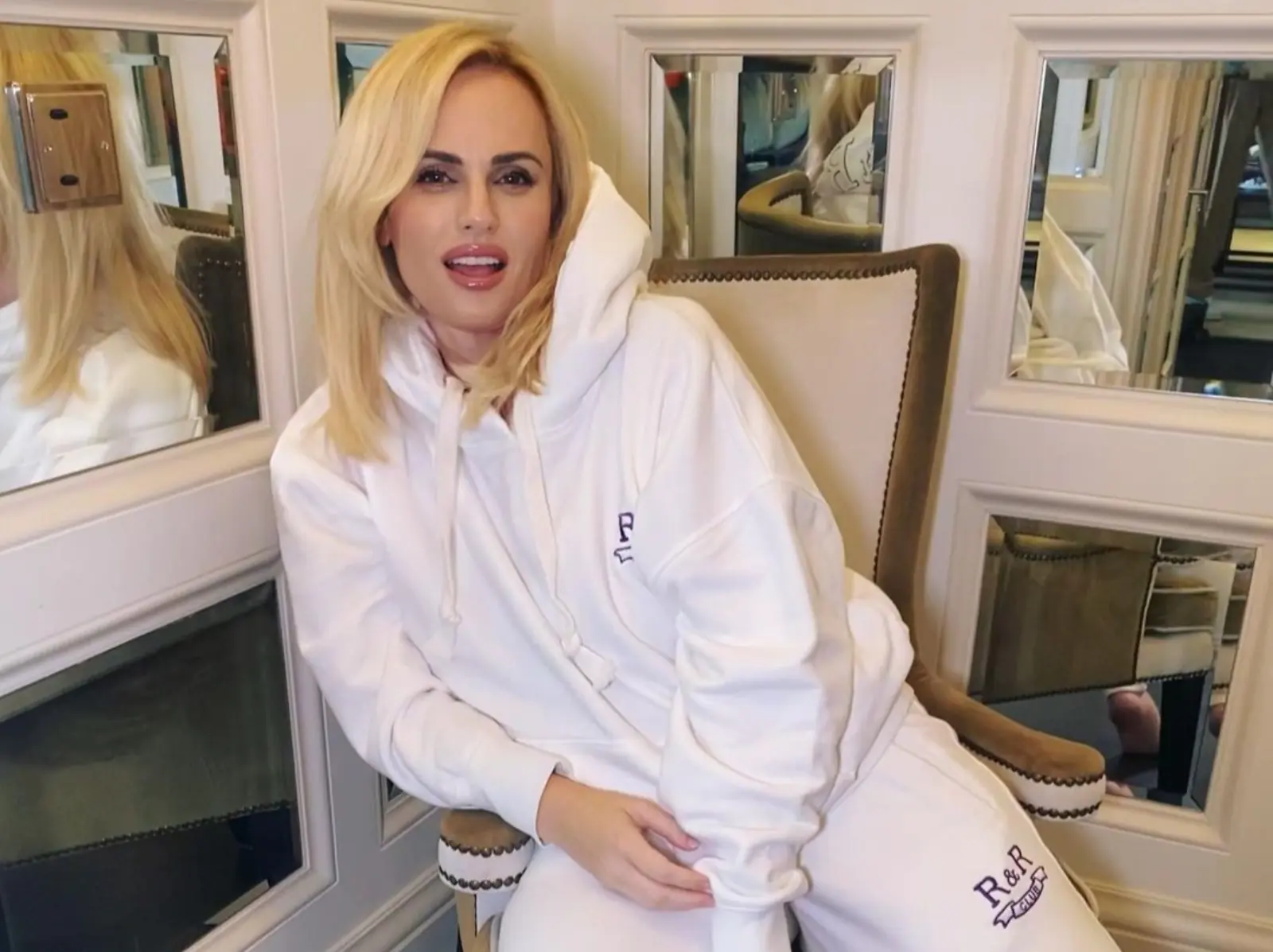 「胖艾美」瑞貝爾威爾森 Rebel Wilson 服飾系列缺大尺碼，遭網酸：「是恐胖嗎？」