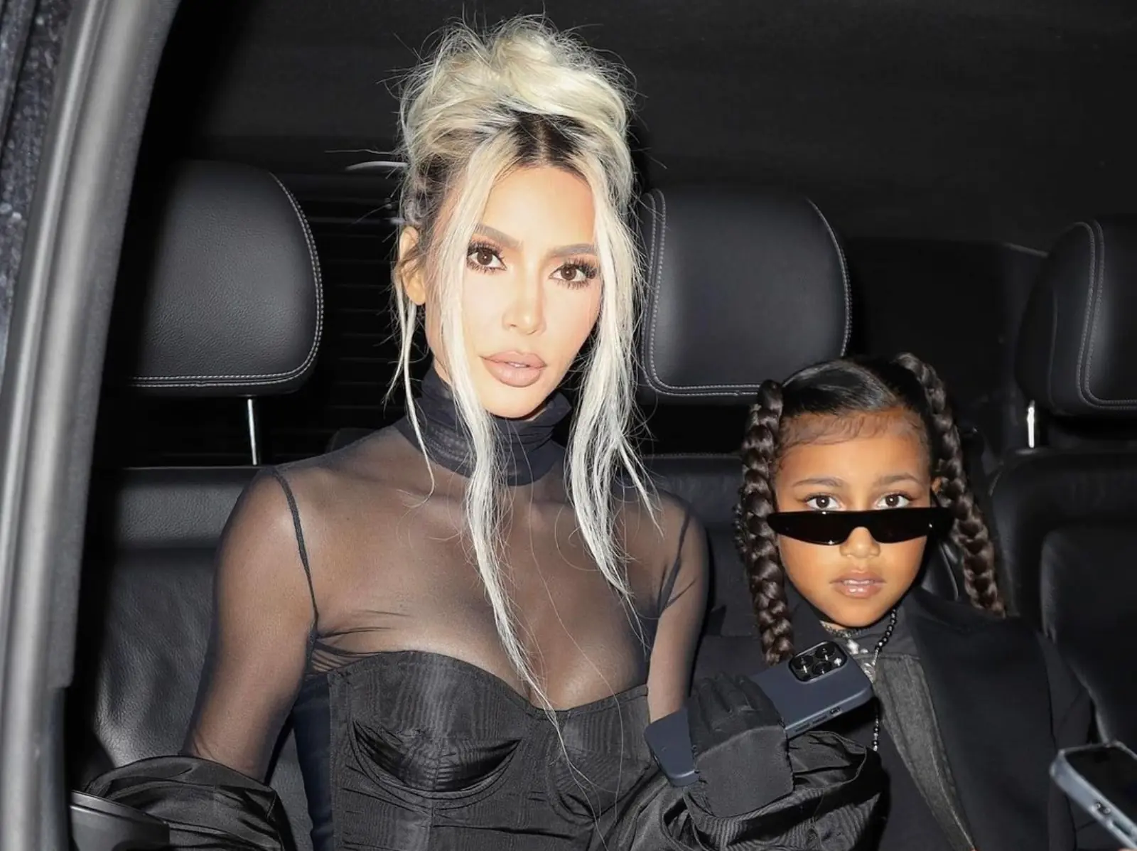 金卡戴珊 Kim Kardashian 女兒 North 製作聖誕樹，用一疊美元鈔票當裝飾引網轟：「有夠俗氣！」