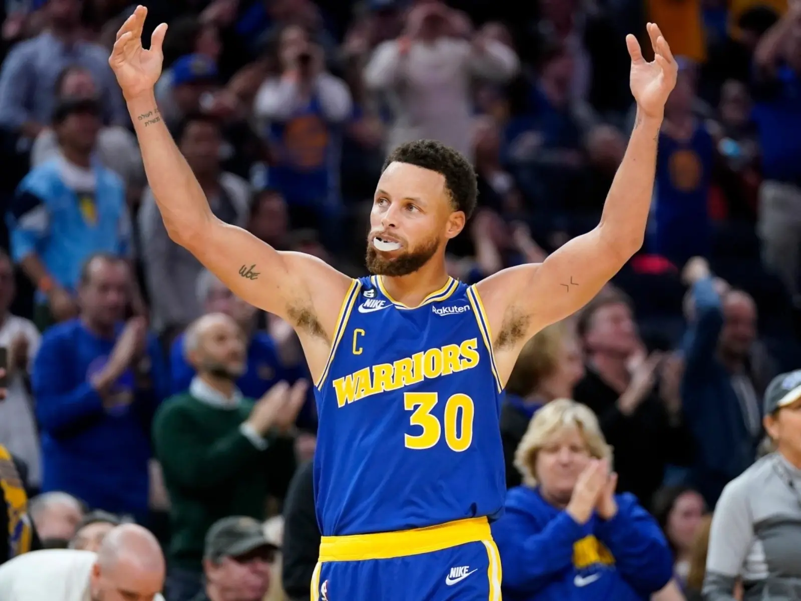 NBA／勇士 Curry「後場超大號三分球」連 5 拉 5，球迷驚呆：他已經不是人類了！