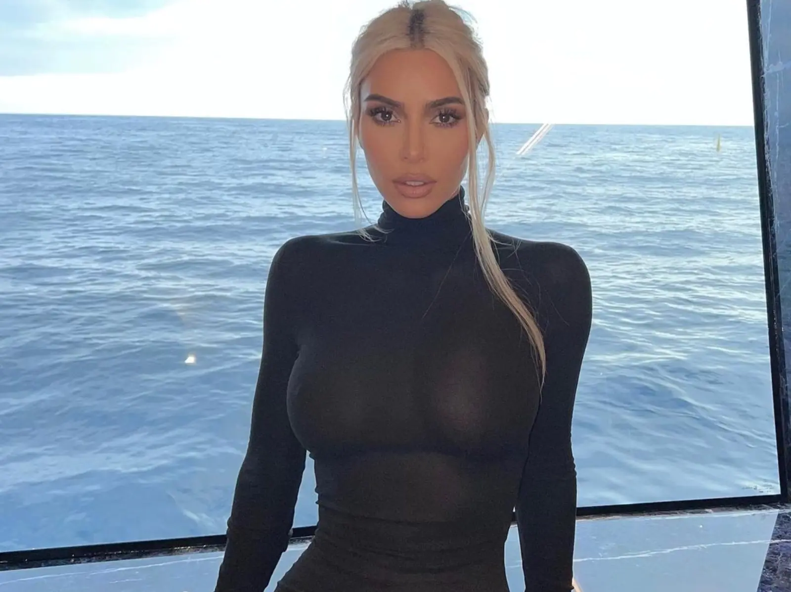 金卡戴珊 Kim Kardashian 對聲稱與她「心靈感應交談」的狂粉發出保護令！