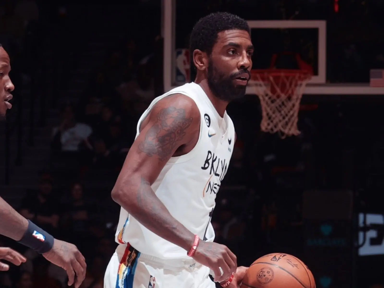 NBA／籃網 Kyrie Irving 與 Nike 解約後首戰狂轟 33 分，腳下鞋款卻意外成為比賽亮點！
