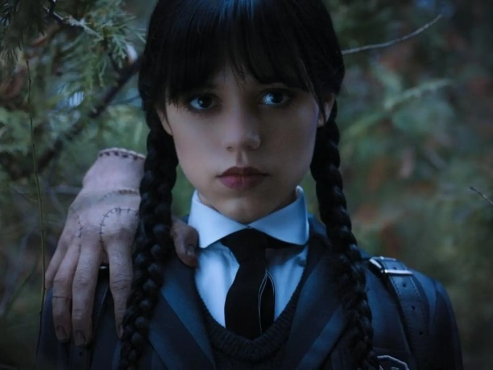 「小手」是真人扮演、閣樓房間連燈光都是精密計算？Netflix《星期三》這 8 件事你絕對不可錯過！