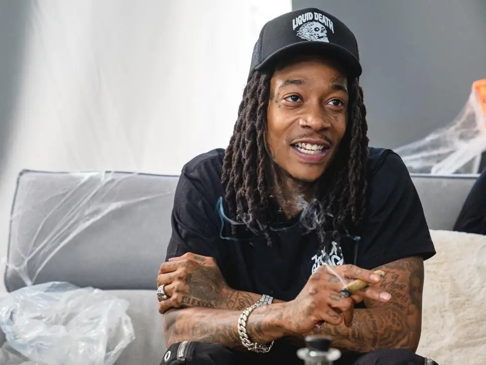 Wiz Khalifa 回憶與 Michael Phelps 抽大麻的日子：「他有水行俠的肺，兩口就抽完了！」