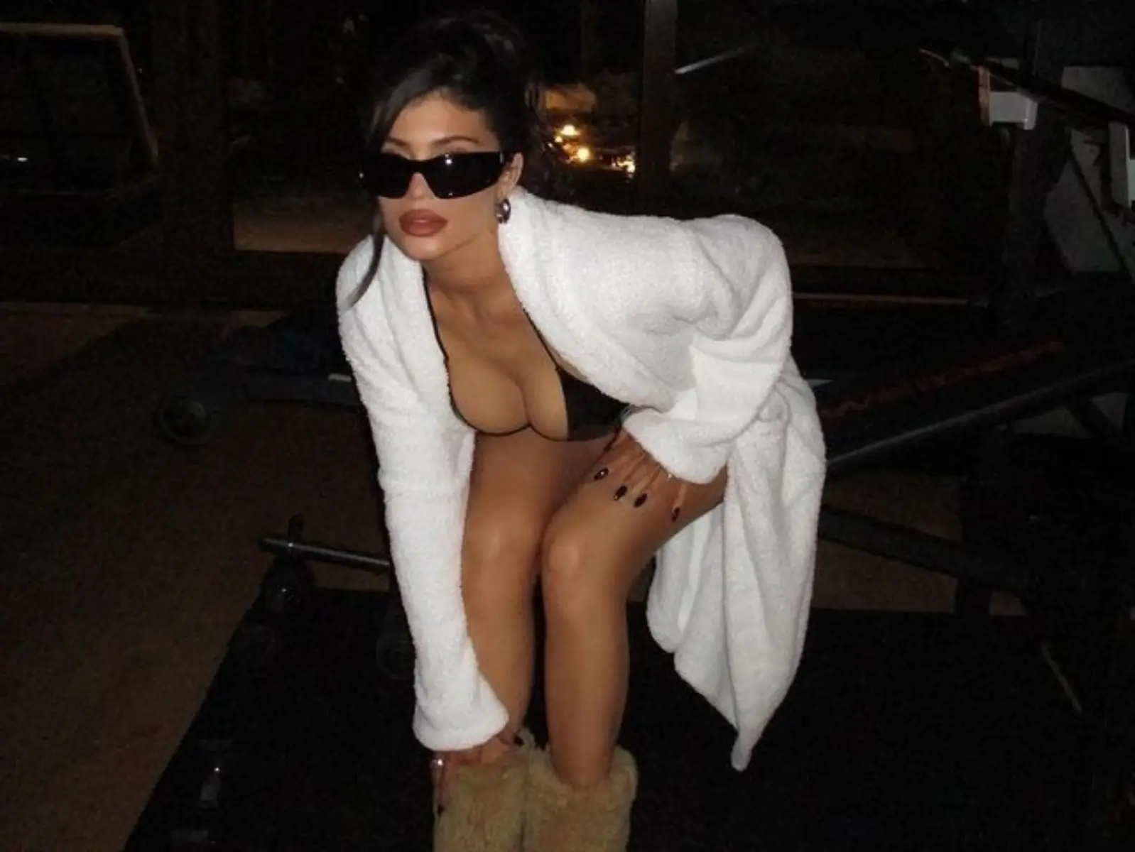 凱莉珍娜 Kylie Jenner 零下天氣秀比基尼辣照超惹火，網友：「辣妹沒有冬天！」