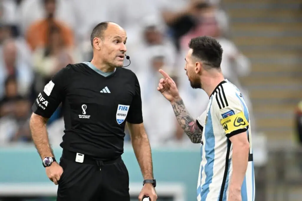 卡達世界盃／狂發 18 張黃牌把梅西惹怒，FIFA 要這位西班牙籍裁判直接打包回家！