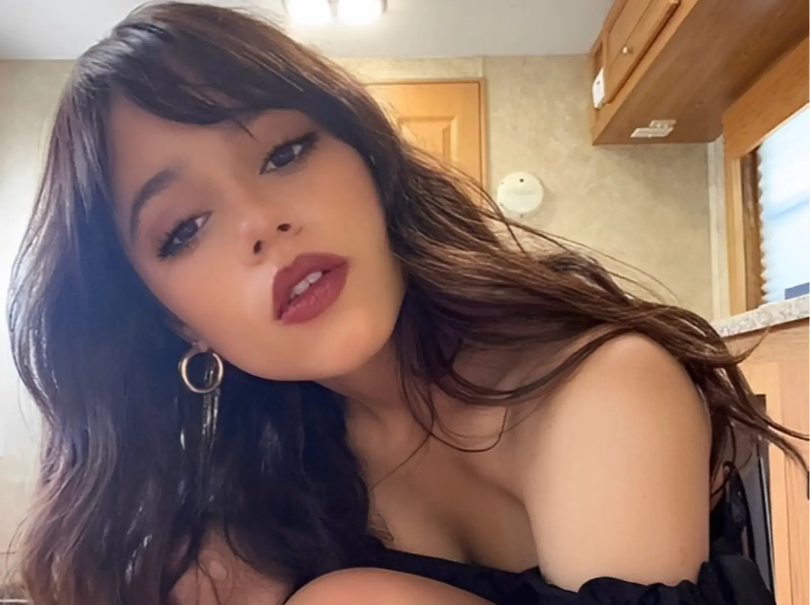 關於《陰間大法師》珍娜奧特嘉 Jenna Ortega 5 個圈粉關鍵：靠 Facebook 當明星、身高矮小，身材卻超惹火！