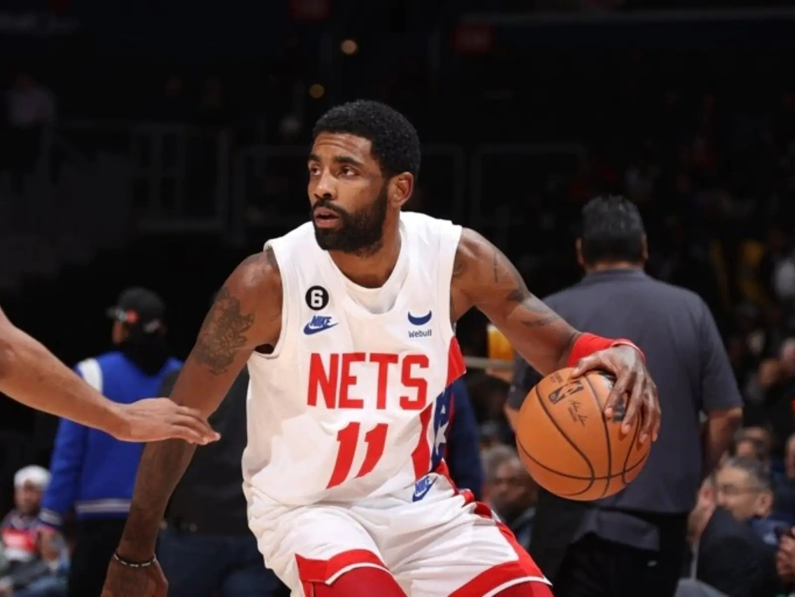 NBA／籃網 Kyrie Irving 無解單打連砍 11 分，KD 嗨到在場邊狂秀「金手指」讚嘆隊友！