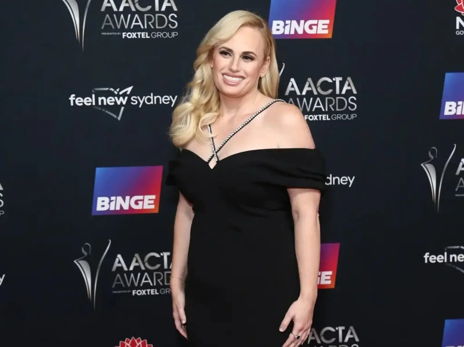 瑞貝爾威爾森 Rebel Wilson 首吐「出櫃啟蒙者」是 Charlotte Gainsbourg：「沒有這個吻我不會遇見我的另一半！」