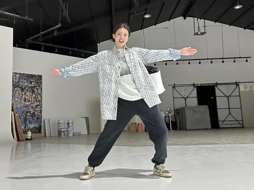 《還魂 2》高允貞上腳 Travis Scott「倒勾」、GD x Nike 等聯名鞋，果然是「最仙美女鞋頭」！