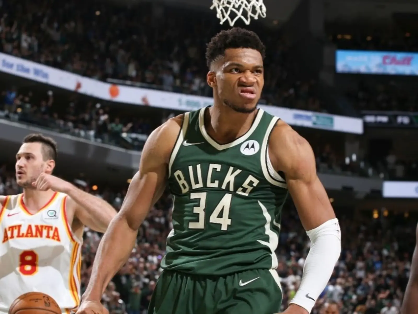NBA／字母哥 Giannis 不爽午覺時間被打電話吵醒，當場無情嗆爆公鹿隊友 Ibaka！