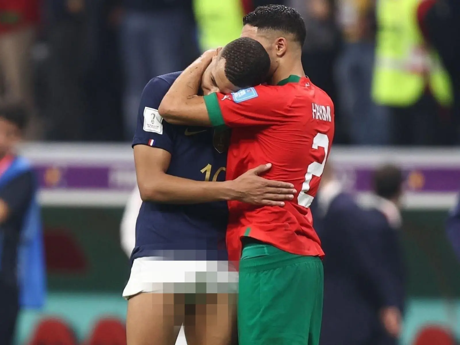卡達世界盃／姆巴佩 Mbappe 與好友 Hakimi 相擁致意，褲襠處「一大包」引發網友瘋狂熱議！