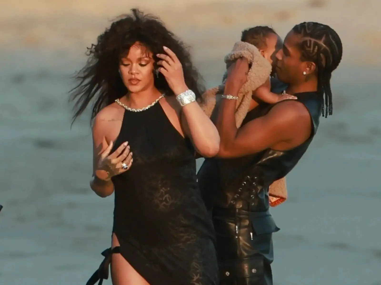 蕾哈娜 Rihanna 兒子首亮相！一家三口海灘甜蜜戲水畫面全公開！