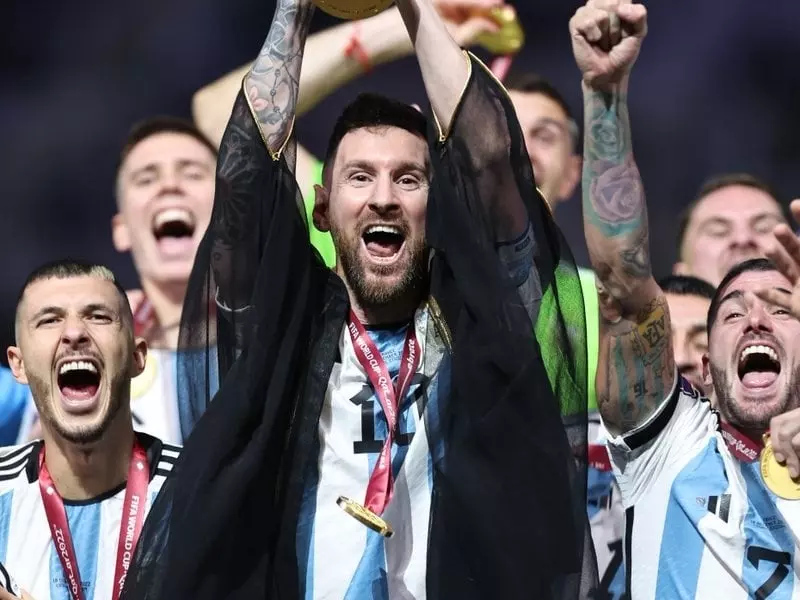 卡達世界盃／梅西 Lionel Messi 上身這件「金邊黑袍」深具意義，世界球王名副其實！