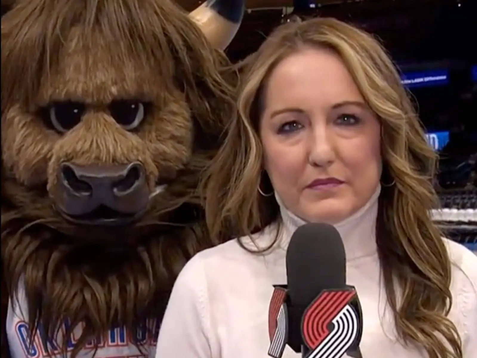 NBA／拓荒者女主播 Olzendam 未注意身後吉祥物，被嚇到疑似當場「激凸」引發球迷熱議！