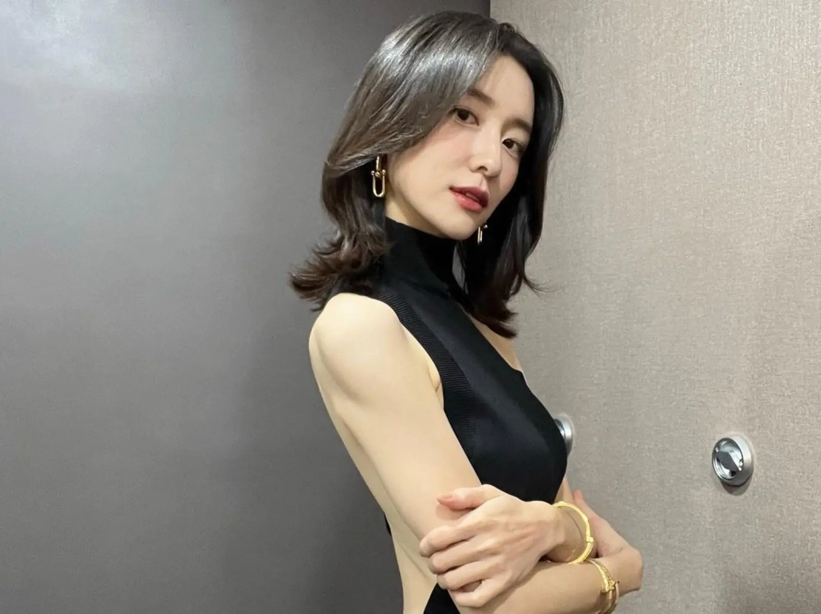 「韓系極簡穿搭」5 大精髓一拳公開！《財闊家的小兒子》朴智賢私服根本是性感界的天花板！