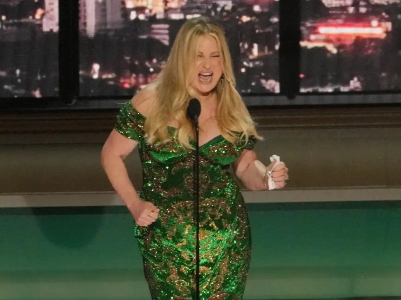 關於珍妮佛庫里姬 Jennifer Coolidge 的 6 件事：亞莉安娜讓她再翻紅、《白蓮花大飯店》得獎反應獲全場掌聲！