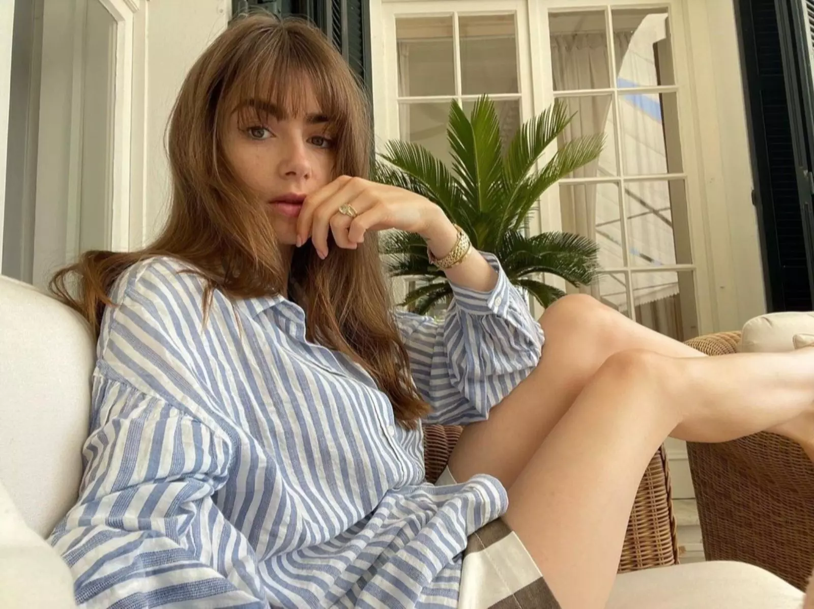Netflix《艾蜜莉在巴黎》莉莉柯林斯 Lily Collins 私服穿搭好感度滿分！網讚：「這才是真正的法國女人！」