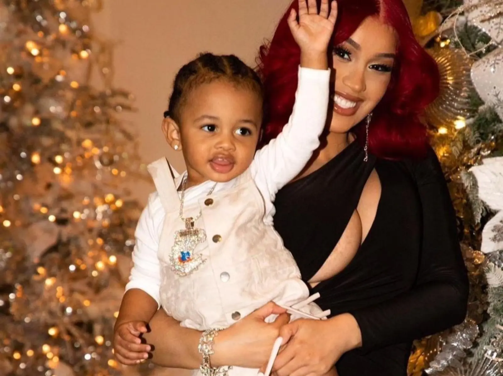 Cardi B 幫女兒舉辦夢幻聖誕節派對，禮物從客廳堆到房間超浮誇！