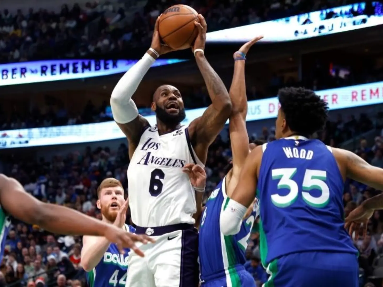 NBA／「聖誕大戰」湖人遭獨行俠逆轉苦吞 4 連敗，詹皇締造紀錄還是輸球苦惱捂頭！