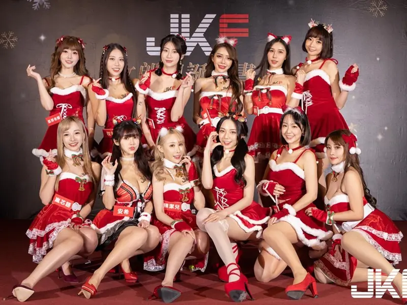 【野生抓正妹】JKF女郎齊聚簽書會大秀雪乳美腿，一日限定聖誕女團社群粉絲破千萬！
