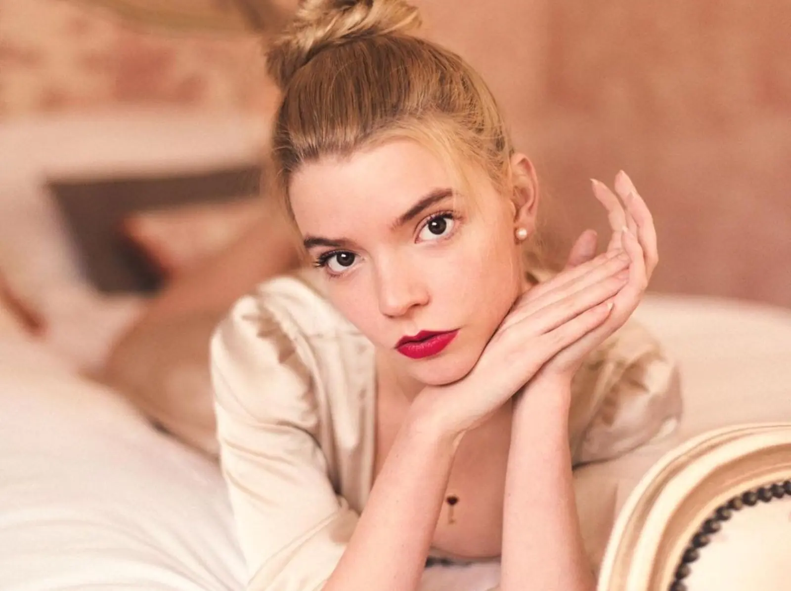 安雅泰勒喬伊 Anya Taylor Joy 和男友 Malcolm McRae 躺床自拍，白色睡衣大敞開差點露點引網批：「像完事照！」