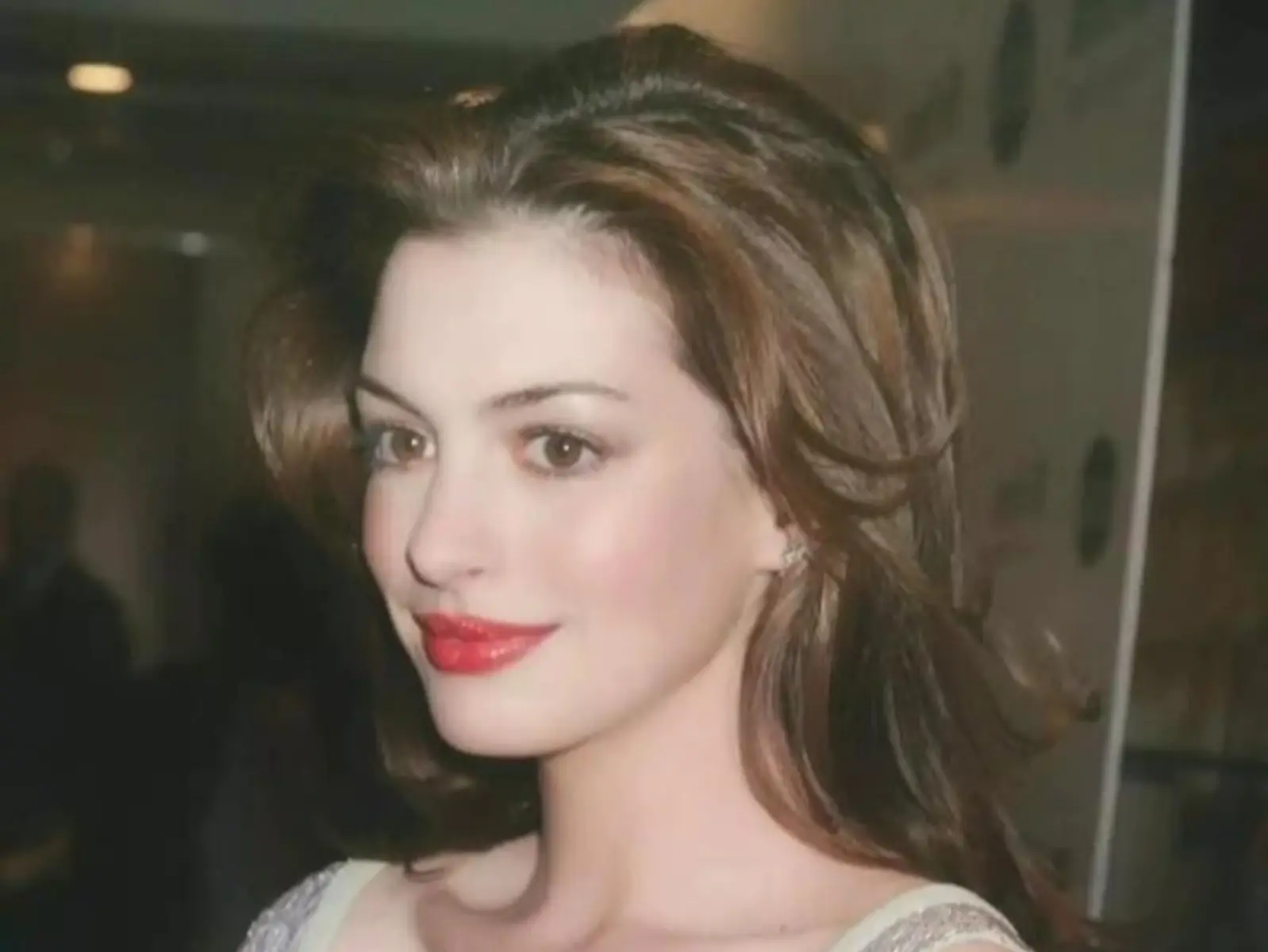 安海瑟薇 Anne Hathaway 昔日辣照曝光，曬傲人上圍網噴鼻血：「薑還是老的辣！」