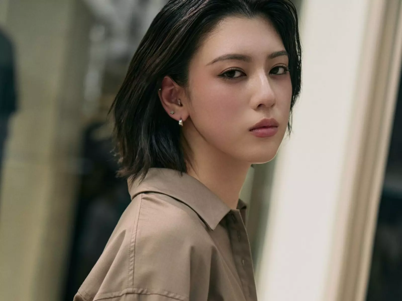 《老師的善意謊言》三吉彩花 6 個日系穿搭術一次看！加碼 5 款平價單品推薦，「這個」千元內輕鬆入手！