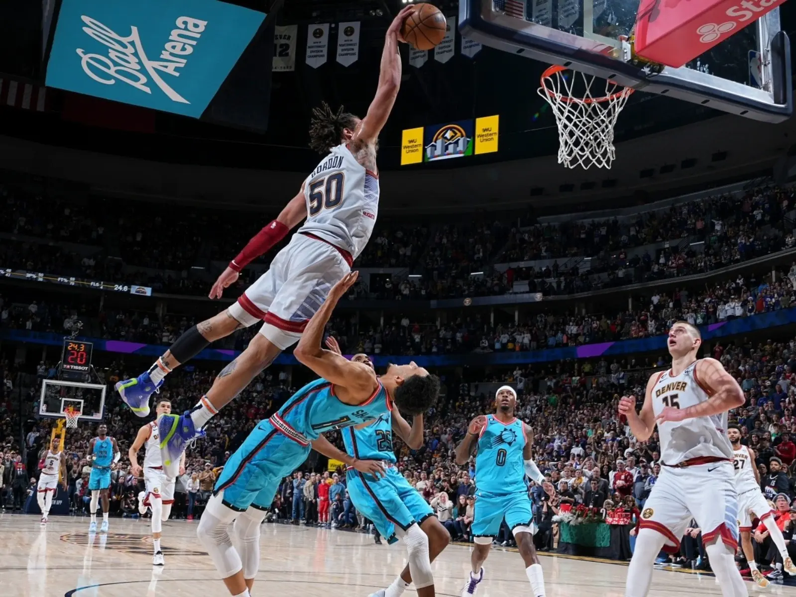 NBA／金塊 Aaron Gordon 上演「隔人飛扣」太炸，防守者無情淪為海報背景！