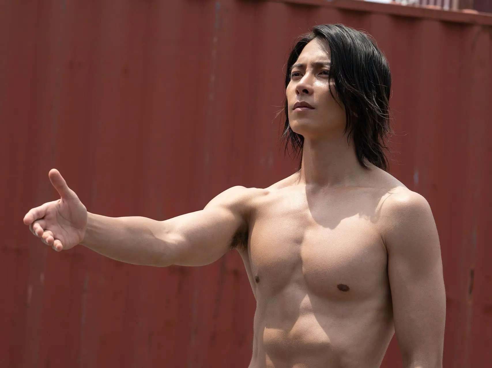 山下智久《今際之國的闖關者》全裸超養眼！導演誇：「跟 CG 特效一樣完美！」