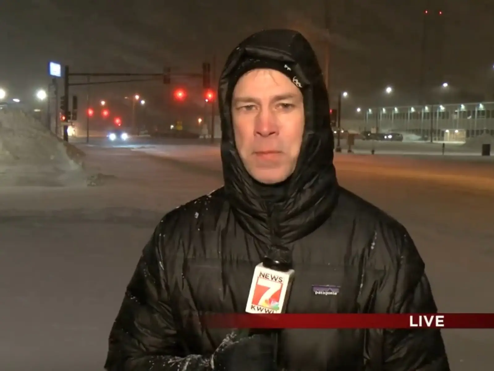美國體育主播代班支援雪地連線，冷到狂發牢騷甚至露出超厭世表情！
